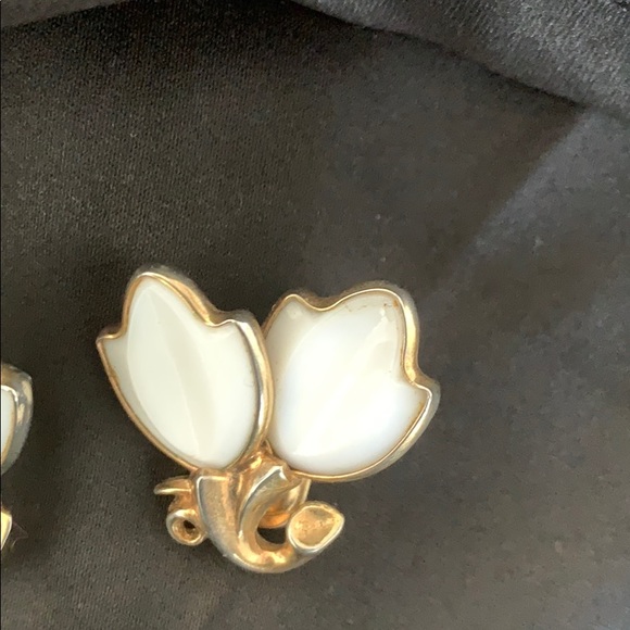 Vintage Trifari petal earrings - Picture 4 of 8